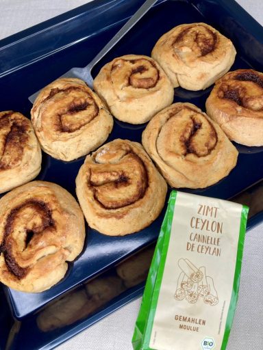Herrlich saftige Zimtschnecken dank Apfelmus im Teig und in der Fülle.