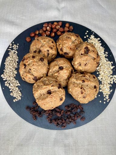 Saftige Semmeln aus Haferflocken und Haselnüssen - leicht süß mit Rosinen und etwas Bitterschokolade.
Eine köstliche, gesunde "Süßigkeit".
