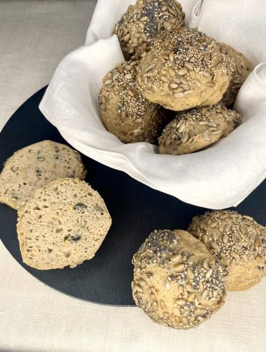 Saaten-Semmeln glutenfrei Lockere glutenfreie Semmeln mit guter Kruste. Sesam, Leinsamen, Sonnenblumenkerne und Kürbiskerne sorgen für einen knackigen Biss.
