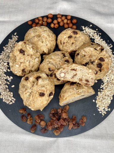 Saftige Semmeln aus Haferflocken 
und Buchweizenmehl. Knackig mit Haselnüssen und leicht süß mit Rosinen und etwas Bitterschokolade.