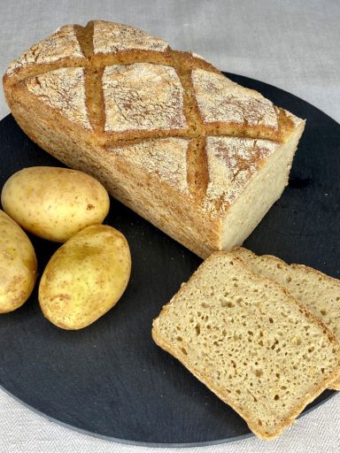 Mit Kartoffeln und geschrotetem Goldleinsamen bleibt dieses milde Brot tagelang saftig.