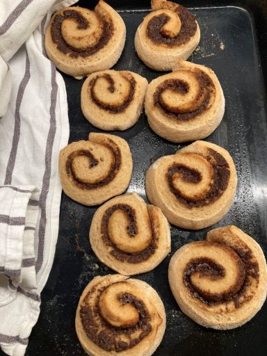 Herrlich saftige Zimtschnecken dank Apfelmus im Teig und in der Fülle.